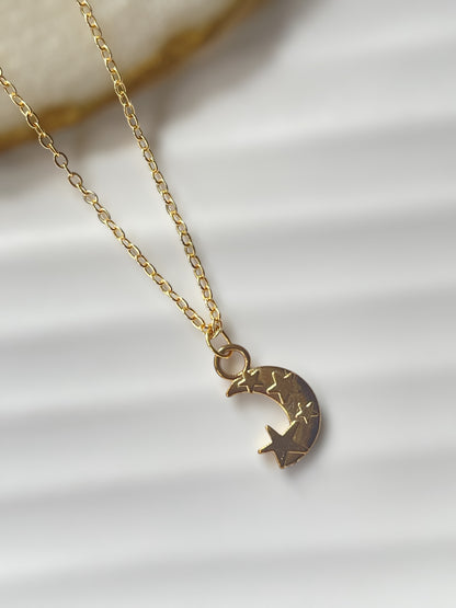 Moon Curved Necklace